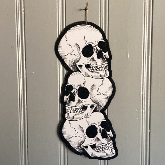 NWT- 24” Sparkling Black Glittered Stacked Skulls 💀Wooden Halloween Decor Sign - Picture 8 of 11